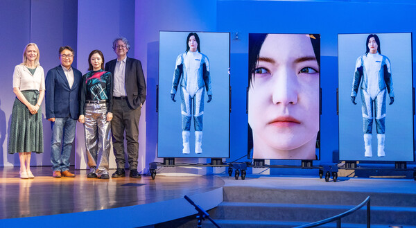 ▲LG 올레드 TV가 세계적인 아티스트의 작품 설명회에서 예술 작품을 생생하게 담는 디지털 캔버스로 활약했다. 사진은 (왼쪽부터) 마리엣 웨스터만(Mariët Westermann) 구겐하임미술관장 겸 CEO, LG전자 북미법인 허철호 상무, 김아영 작가, 냇 트로트먼(Nat Trotman) 구겐하임 큐레이터가 기념 촬영을 진행하고 있는 모습.