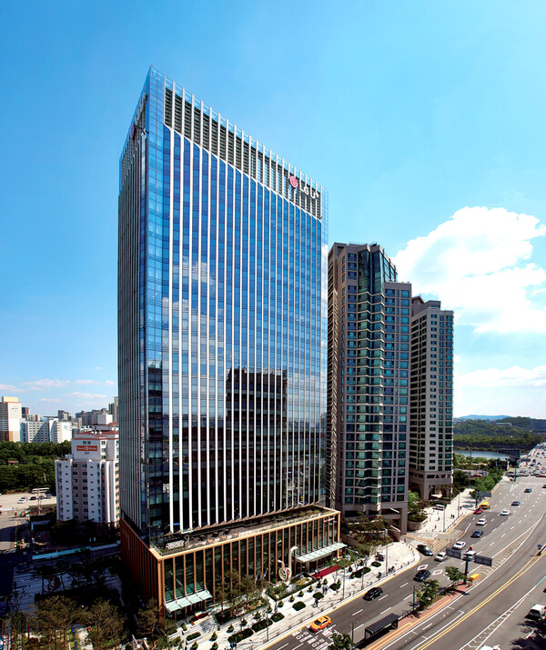 ▲LG유플러스 서울 용산사옥 전경.