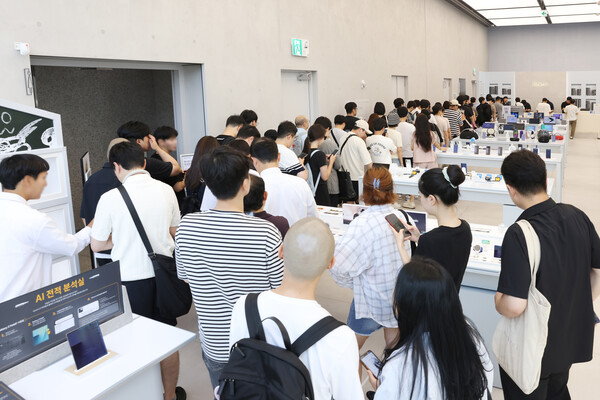 ▲'갤럭시 Z 폴드7·Z 플립7' 사전 개통을 위해 삼성 강남을 방문한 고객 대기 행렬.