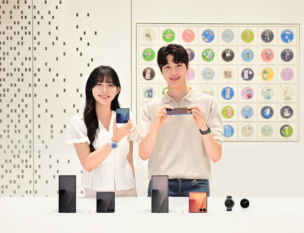 ▲삼성스토어 홍대 '갤럭시 스튜디오'에서 25일 국내 출시한 '갤럭시 Z 폴드7·Z 플립7'과 ‘갤럭시 워치8 시리즈'를 소개하는 모습.