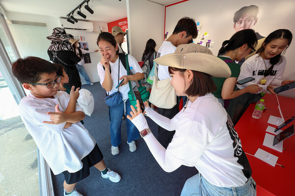 ▲관람객이 ‘K LUCKY DROP’ 이벤트에 AI와 증강현실 기술이 적용된 콘텐츠를 체험하고 있다.