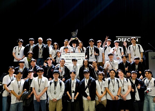▲미국 현지시간 8일 라스베이거스에서 열린 'AI 사이버 챌린지'에서 삼성전자와 국내외 주요 대학이 연합해 출전한 '팀 애틀랜타(Team Atlanta)'가 우승 기념 단체 사진을 찍고 있다.
