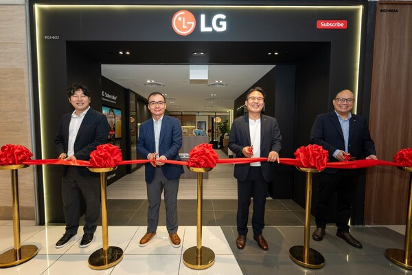 ▲LG전자가 최근 싱가포르에서 구독 전용 브랜드샵을 첫 오픈하고 서비스를 본격 론칭하는 등 글로벌 구독 사업 확대에 속도를 내고 있다. LG전자 관계자들이 싱가포르 구독 전용 브랜드샵 오픈을 기념하고 있다.