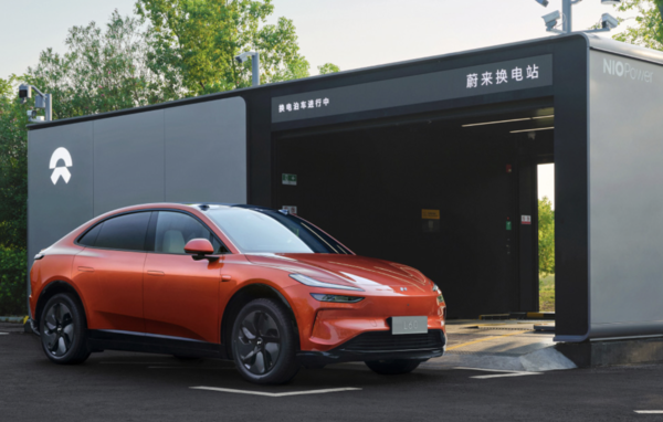 온보 신형 EV 'L90'와 니오 배터리 교환소. /사진=온보