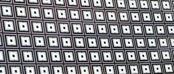 TGV가 형성된 글래스 기판.