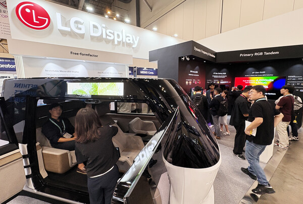 20일 부산 벡스코에서 열린 국내 최대 디스플레이 학술대회 'IMID 2025'에 방문한 관람객들이 LG디스플레이 부스를 둘러보고 있다.