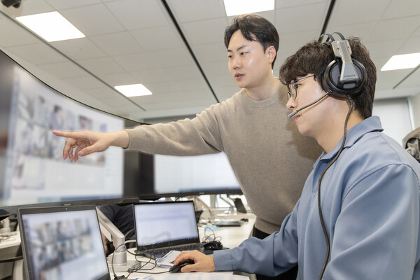 ▲지난 4월 19일 삼성전자 인재개발원(경기도 용인)에서 삼성전자 감독관이 상반기 삼성직무적성검사 응시자를 대상으로 예비 소집을 진행하는 모습.