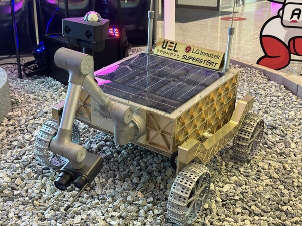 ▲LG의 카메라 모듈, 배터리 셀, 통신 모듈용 안테나가 탑재된 스타트업 무인탐사연구소의 달 탐사 로버=LG 제공.