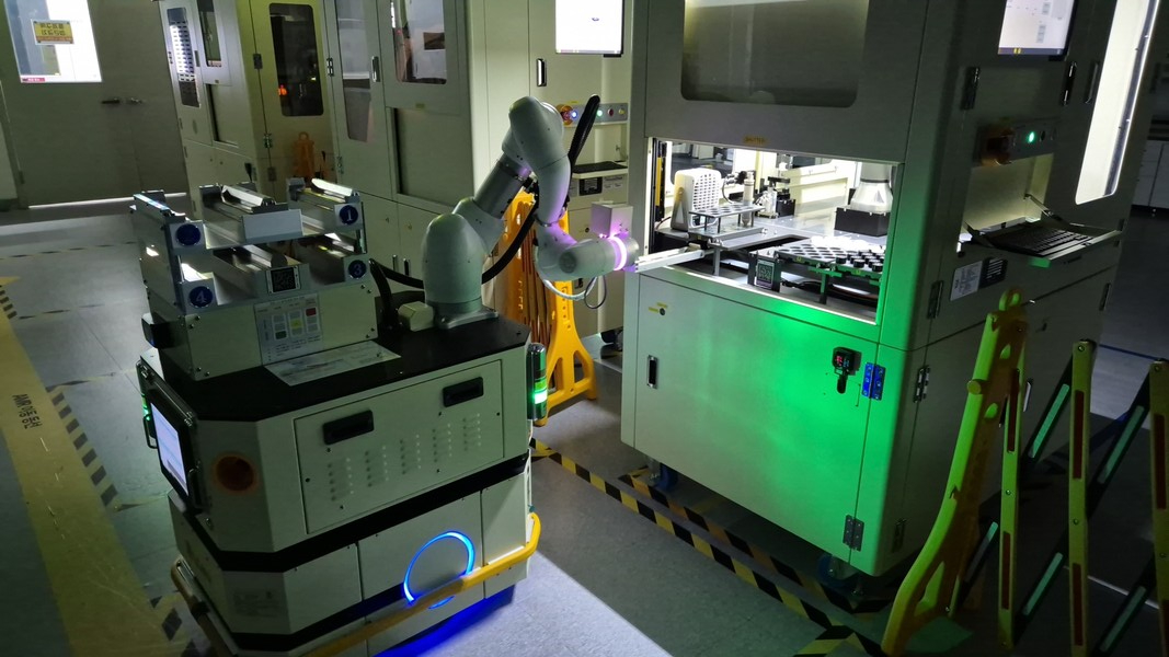 LG화학 자동화 로봇이 로봇 자동화 실험실(ASL)에서 야간 분석실험을 하고 있다.