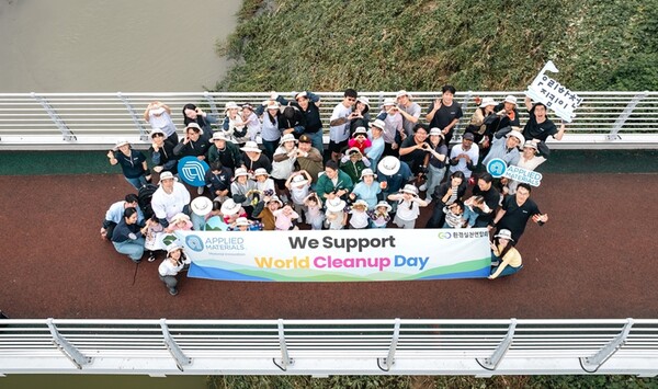 ▲어플라이드 머티어리얼즈 코리아 임직원과 가족이 세계 청소의 날을 맞아 하천 정화 활동을 진행한 후 기념 사진을 찍고 있다.