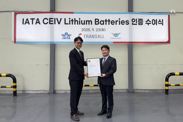 ▲국제항공운송협회(IATA) 김백재 한국지사장(왼쪽)과 트랜스올 신윤선 대표.