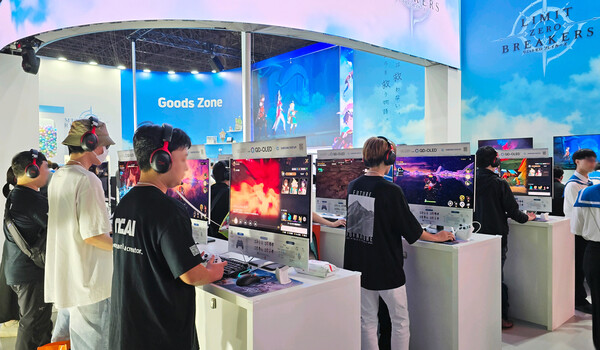 ▲9월 25~28일 일본 도쿄에서 열리는 '도쿄게임쇼 2025' 엔씨소프트 부스에서 삼성디스플레이의 QD-OLED가 탑재된 HP의 게이밍 모니터를 체험하고 있는 관람객의 모습.