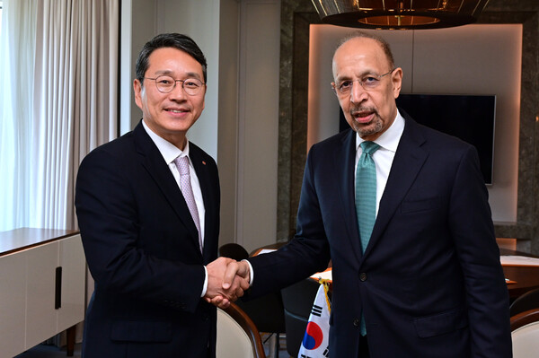 ▲LG전자 조주완 CEO(왼쪽)가 26일 서울 중구 롯데호텔에서 사우디아라비아 칼리드 알팔리(H.E. Khalid AlFalih) 투자부 장관과 만나 AI 데이터센터 냉각 솔루션 공급 등 협력 방안을 논의했다.