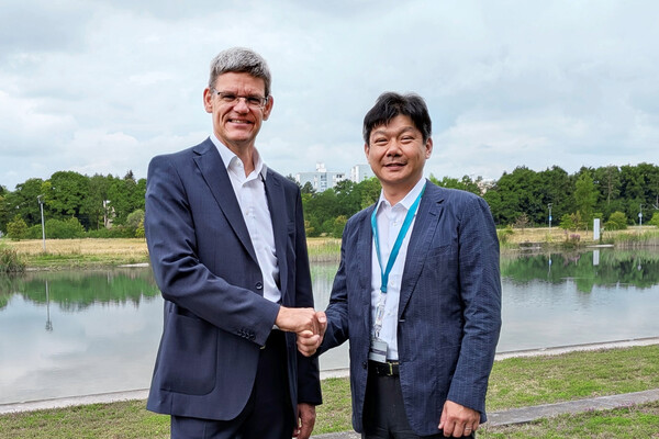 ▲인피니언의 Green Industrial Power 사업부 President Peter Wawer(좌)와 로옴의 집행 임원 Kazuhide Ino.