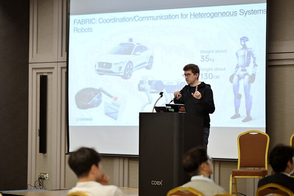 ▲오픈마인드의 얀 리프하르트 설립자 겸 CEO가 26일 서울 코엑스에서 열린 '오픈 로보틱스 AI 포럼 코리아'에서 '분산형 AI 시대, 기계 자율성의 점화, 생각하고 학습, 협력하는 머신'을 주제로 기조연설을 하고 있다.