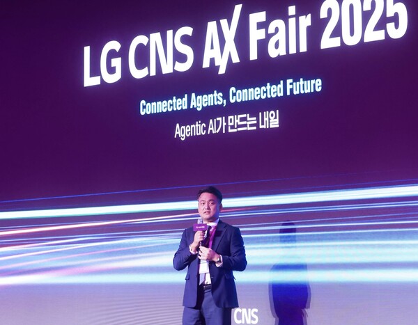 ▲30일 여의도 콘래드호텔에서 열린 LG CNS 고객초청 행사 'AX페어 2025'에서 LG CNS AI클라우드사업부장 김태훈 전무가 환영사를 하고 있는 모습.
