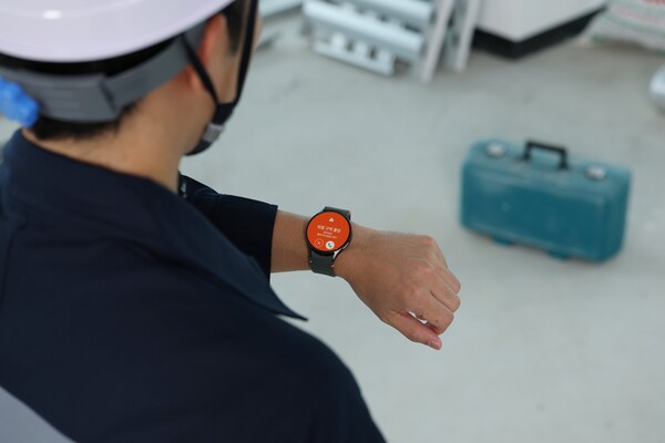 ▲삼성전자 모델이 '스마트싱스 프로 안전 관리 솔루션(SmartThings Pro for Safety)'이 적용된 '갤럭시 워치' 알림을 확인하고 있다.