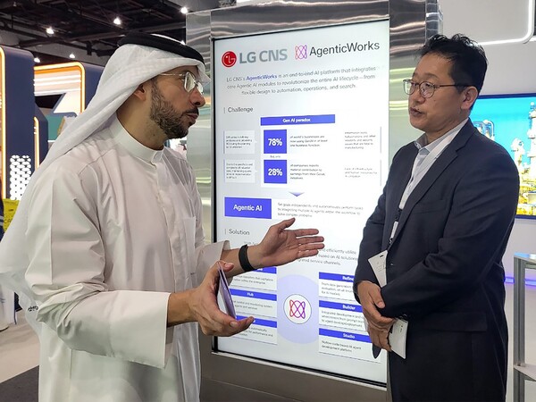 ▲LG CNS 직원이 IDCE 2025에 마련한 부스에서 고객과 에이전틱 AI 플랫폼 및 제조AX 기술 도입에 대해 논의하는 모습.