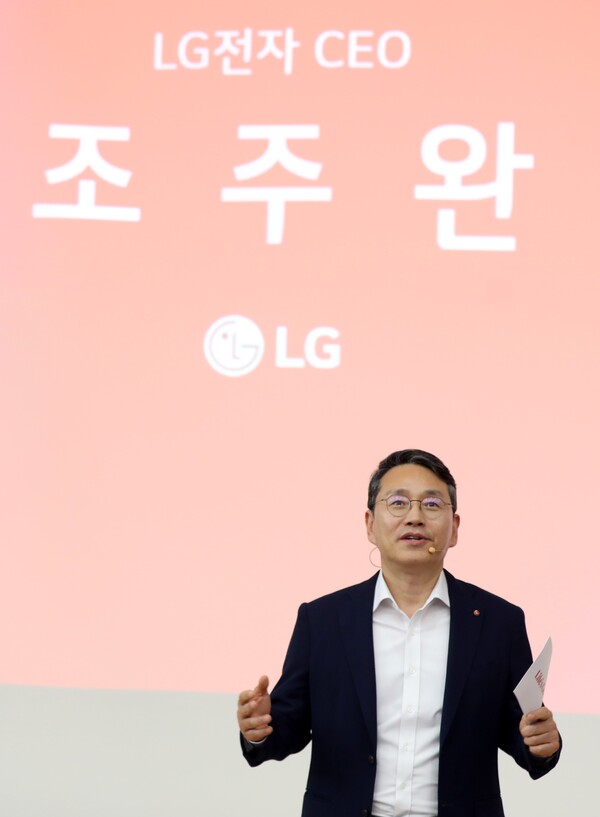 ▲LG전자 조주완 CEO가 2일 부산대학교 기계관에서 재학생 300명에게 CEO 특강을 진행하고 있는 모습. 