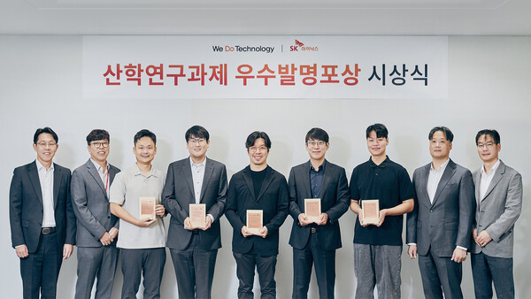▲ SK하이닉스가 1일 경기도 이천 본사에서 제13회 산학연구과제 우수발명 포상식을 열었다. 왼쪽부터 SK하이닉스 채희석 부사장(법무/특허 담당), 차선용 미래기술연구원장(CTO), 포항공과대학교 김원화 교수, 고려대학교 김영진 교수, 연세대학교 이태윤 교수, 포항공과대학교 최동구 교수, 고려대학교 조한샘 연구원(고려대학교 김성범 교수 대리 수상), SK하이닉스 김재범 부사장(R&D전략 담당), 김연수 부사장(특허 담당).
