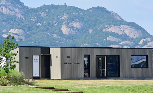 ▲LG 스마트코티지 16평형 신모델이 서울 종로구 '열린송현 녹지광장'에 설치된 모습.