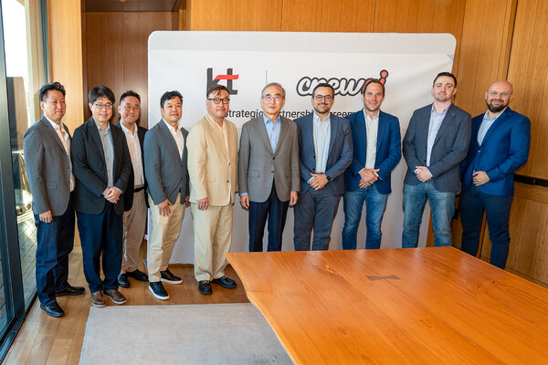 ▲KT 김영섭 대표(왼쪽 여섯 번째)와 크루AI 조 모우라 CEO(오른쪽 네 번째)가 24일 미국 샌프란시스코에서 대한민국 AI 에이전트 생태계 혁신을 위한 전략적 파트너십을 체결하고 기념 사진을 촬영하고 있다.