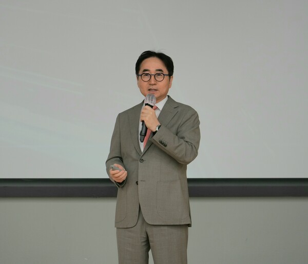 ▲삼성전기 장덕현 사장이 창립기념식에서 기념사를 하고 있다.