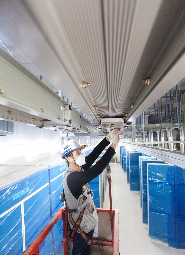 ▲LS전선 직원이 버스덕트 시스템을 설치하고 있다.