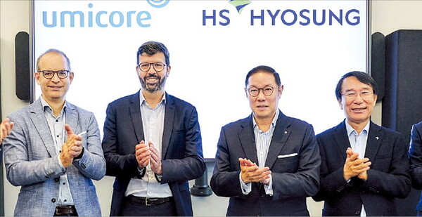 조현상 HS효성 부회장(왼쪽 세 번째)이 바트 삽 유미코아 최고경영자(CEO·두 번째)와 벨기에 브뤼셀 유미코아 본사에서 기념 촬영하고 있다./사진= HS효성