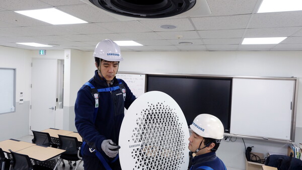 ▲삼성전자서비스 엔지니어가 수능 고사장에서 삼성전자 시스템에어컨 사전 점검을 진행하고 있다.