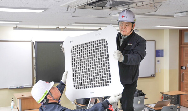 ▲LG전자 시스템에어컨 유지보수를 담당하는 하이엠솔루텍 서비스 엔지니어들이 수능 시험장에 설치된 냉난방 시스템에어컨 작동 이상 유무를 점검하고 있다.