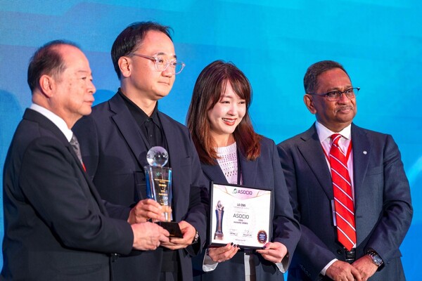 ▲LG CNS 디지털AX담당 이승찬 상무(왼쪽에서 두 번째)가 11일 대만 타이베이에서 열린 '아시아·오세아니아 정보산업기구(ASOCIO) 어워드 2025'에서 'ESG 어워드'를 수상하는 모습.