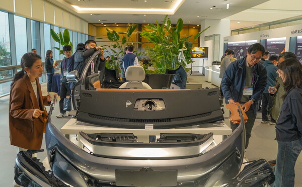 ▲LG화학 오산 CS캠퍼스에서 진행된 전기차 소재 콘퍼런스 ‘2025 EM BU Teardown Conference’에서 LG화학 임직원이 고객에게 제품을 설명하고 있다.