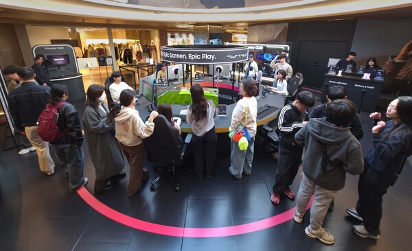 ▲관람객들이 삼성 오디세이 게이밍 모니터와 갤럭시 스마트폰으로 게임 플레이를 경험할 수 있는 '오디세이 게임 스테이션' 팝업 체험존을 방문하고 있다.