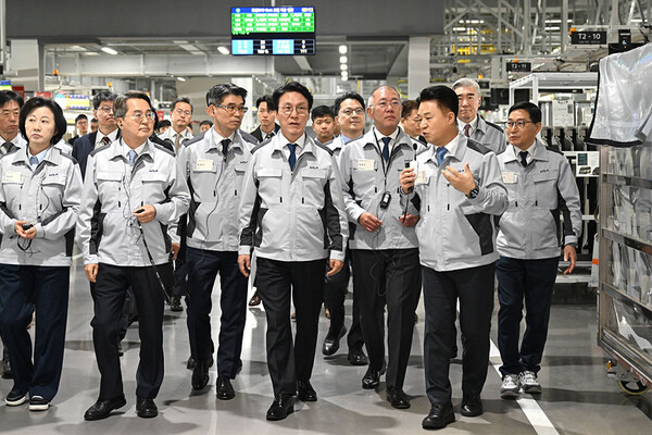 ▲김민석 국무총리(가운데)와 정의선 현대차그룹 회장이 기아 화성 EVO Plant East 생산 현장을 둘러보고 있다.