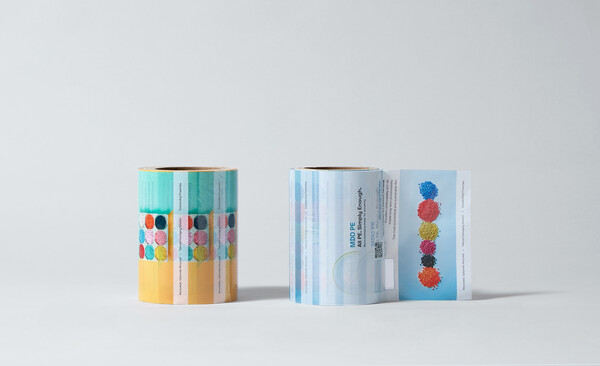 ▲LG화학의 유니커블(UNIQABLE™) 소재로 만든 초박막 필름(MDO PE) 연출사진.