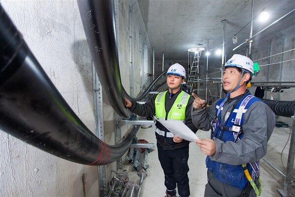 ▲LS전선 직원이 세계 최대 송전 용량인 500kV급 HVDC 케이블이 투입되는 ‘동해안-신가평’ 시공 현장을 점검하고 있다.