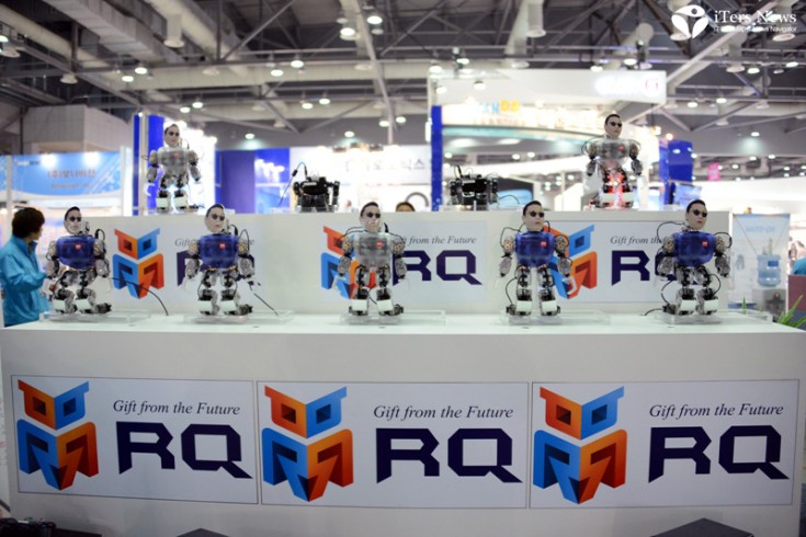 Robot World 2012_PSY GANGNAM STYLE ROBOT DANCE (1)